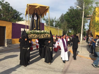 Procesión. Partió de la explanada de la parroquia de Santiago Apóstol  seguida por miles de fieles. (EL SIGLO DE TORREÓN)