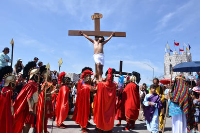 Representación. Miles de fieles viven la pasión y muerte de Jesús, en el tradicional Vía Crucis del Cerro de las Noas.