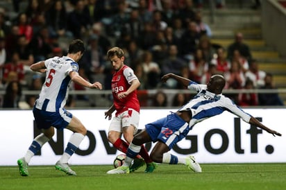 Porto no pudo con el Braga y se alejó a tres puntos del Benfica, líder de la Primeira Liga. (EFE)