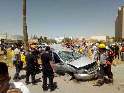 Rescatistas encontraron a tres personas lesionadas dentro de la unidad. (EL SIGLO DE TORREÓN)