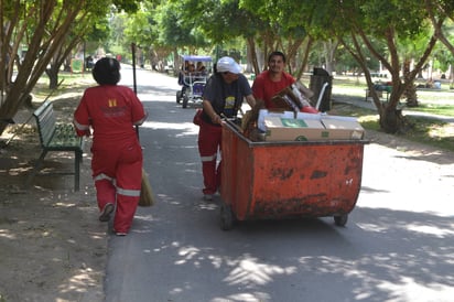 Trabajos. Este fin de semana, la Marea Roja realizó labores de limpieza en las instalaciones del Bosque Venustiano Carranza. (ANGÉLICA SANDOVAL)