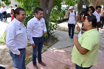 Recorrido. El candidato a la presidencia municipal por el PRI, Miguel Mery recorrió un sector de la zona centro de Torreón. (EL SIGLO DE TORREÓN)