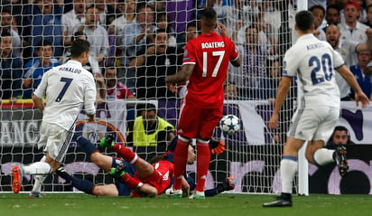 Cristiano Ronaldo fue la gran figura en la remontada del Real Madrid ayer, tras anotar un triplete y llegar a los 100 goles en Champions. (AP)