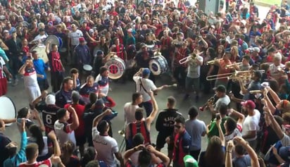 La porra del San Lorenzo de Argentina apoya a su equipo con la canción Despacito. 