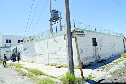 Cierre. Un grupo de vecinos bloqueó la circulación del bulevar Arboledas para impedir el paso de camiones-pipa. (EL SIGLO DE TORREÓN)