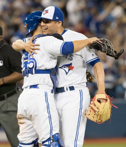 Roberto Osuna abraza a Russell Martin luego de conseguir ayer su primer salvamento del año. Roberto Osuna logra su primer rescate