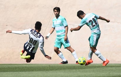 Un entretenido partido sostuvieron laguneros y regios en la categoría Sub-20, donde se tuvo repartición de puntos.  (Foto de Jesús Galindo)