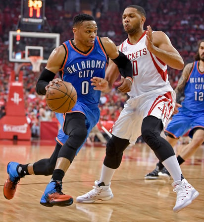 Russell Westbrook (i) anotó 51 puntos y consiguió un 'triple doble', pero el Thunder perdió el segundo de la serie ante los Rockets. (AP)