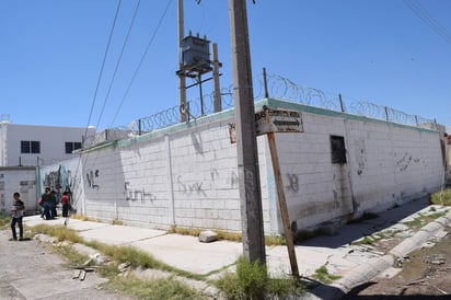 Cierre. Un grupo de vecinos bloqueó la circulación del bulevar Arboledas para impedir el paso de camiones-pipa.