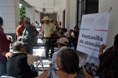 Seguirán. Adultos Mayores seguirán haciendo largas filas para hacer los trámites que marca la Sedesol como parte del programa 65 y Más. (EDITH GONZÁLEZ)