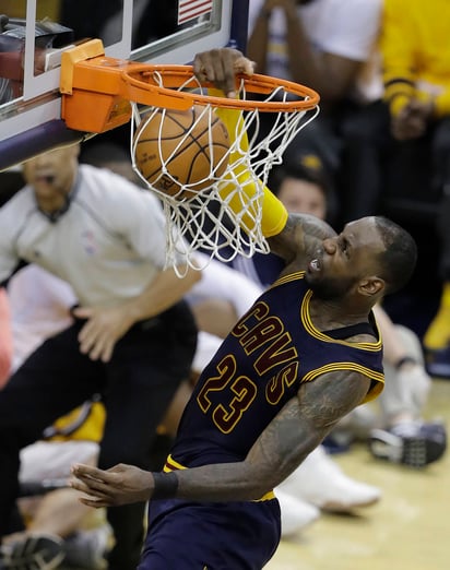 LeBron James anotó 41 puntos en el encuentro de ayer. (AP)