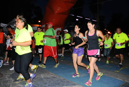 Personas de todas las edades y en ambas ramas, toman parte en esta prueba singular de correr por la noche alrededor del Bosque. (Archivo)