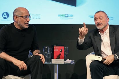 Experiencia. Pérez Reverte y Guillermo Arriaga han provado su éxito con historias negras.