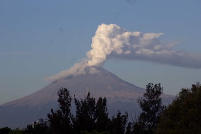 Durante la noche y madrugada se observó incandescencia sobre el cráter, y al momento de este reporte se observa al volcán con una ligera emisión de gases volcánicos.
