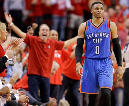 Russell Westbrook dijo que acepta la multa y que espera que a los demás también los sancionen. (AP)