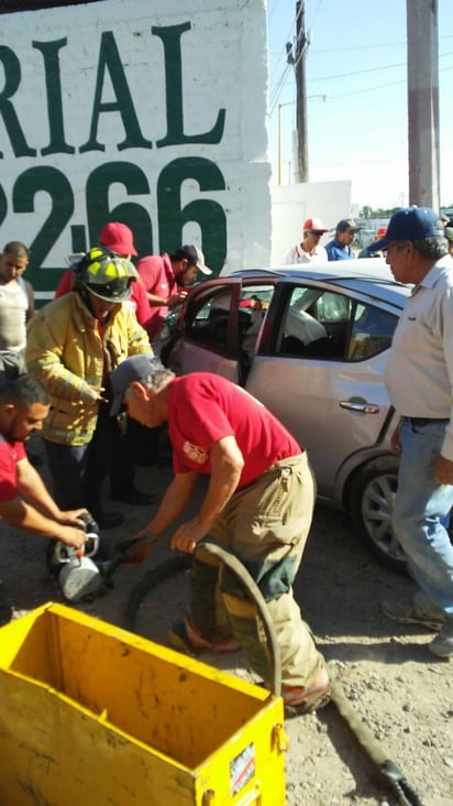 Trágico. Personal del Cuerpo de Bomberos de San Pedro, acudieron al lugar para rescatar a las ocupantes que quedaron prensadas. (EL SIGLO DE TORREÓN)