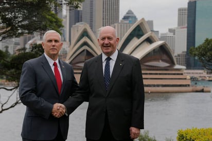 Pence saludó a Cosgrove. (EFE)