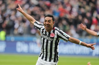 Marco Fabián anotó dos goles en la victoria del Eintracht Frankfurt 3-1 sobre Augsburg. (EFE)