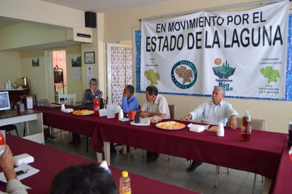 Fue durante hoy sábado por la mañana que se reunieron ciudadanos y empresarios en las instalaciones del Edificio Algodonero del sector Centro, evaluaron las propuestas y actitudes de cada candidato. (EL SIGLO DE TORREÓN)