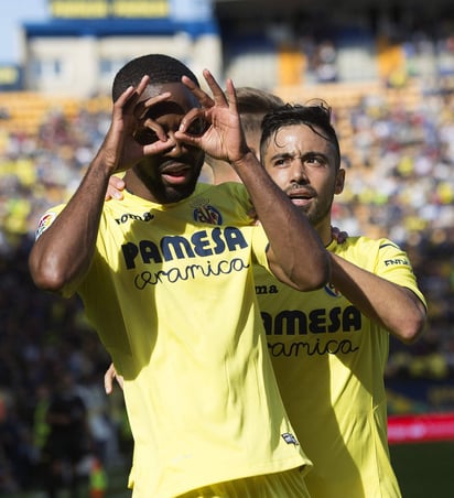 Cédric Bakambu festeja el gol de la victoria, mismo que metió con la mano. (EFE)