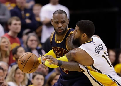 LeBron James anotó 33 puntos en la victoria de Cavaliers 110-106 sobre los Pacers de Indiana. (AP)