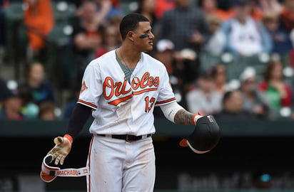 Manny Machado estuvo cerca de ser golpeado en la cabeza por un lanzamiento de Matt Barnes, quien fue expulsado por el umpire. (AP)