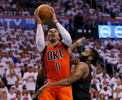 Russell Westbrook consiguió su tercer 'triple doble' consecutivo, pero el Thunder cayó 113-109 ante los Rockets, con lo que se pusieron abajo 3-1 en la serie. (AP)