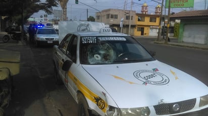 Golpe. El motociclista se golpeó contra el parabrisas del taxi, el cual quedó  destruido.