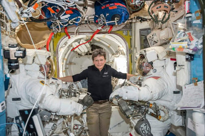 La estadounidense Peggy Whitson, batió el récord de permanencia en el espacio para un astronauta de EU, con un total de 535 días fuera de la Tierra. (AP)