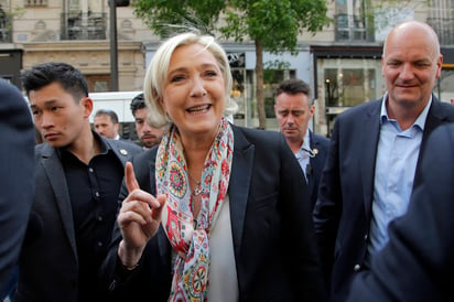 Táctica. Marine Le Pen anunció que temporalmente se apartará de su cargo de presidenta del partido Frente Nacional, en un esfuerzo por atraer a más votantes en su duelo con Macron. 