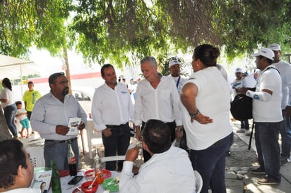 Alamedas. Jorge Zermeño, candidato del PAN a la alcaldía, con Fernando Izaguirre en recorrido. (FABIOLA P. CANEDO)