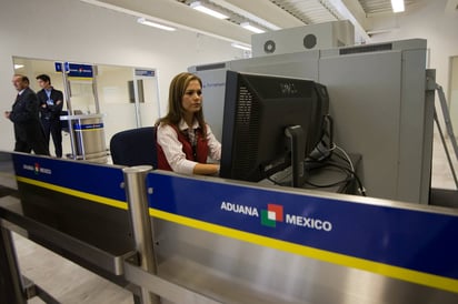 Aduanas. El modelo de revisión de pasajeros trabaja desde el pasado 4 de abril, señala.