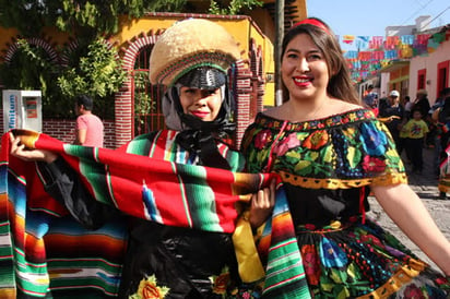 Presenciar el momento cuando decenas de estas bellas mujeres, ataviadas con su traje típico, desfilan por las calles del pueblo, es ser testigo de un impactante vaivén de vaporosos vuelos y bordados de colores que enamoran a todo aquel que lo vislumbra. (NOTIMEX)