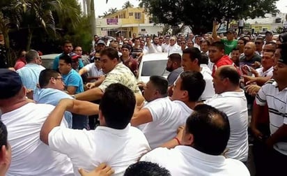 Taxistas tradicionales se dieron a la caza de operadores de Uber lo que volvió a desatar las confrontaciones violentas a golpes y bloques momentáneos de vialidades. (TWITTER)