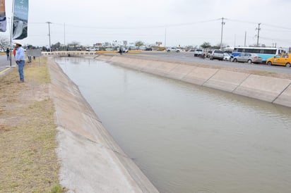 Así mismo, dijo que actualmente se trabaja en una capa de anti-socavación, la cual irá fuera de la estructura del sifón, con el propósito principal de protegerlo ante una futura avenida de agua por el lecho seco del Nazas. (ARCHIVO)