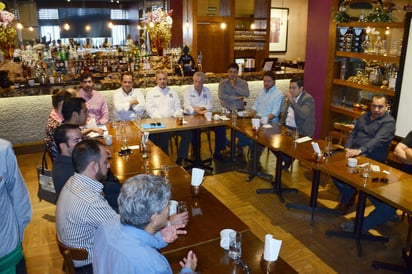 Acuerdo.Representantes del gremio restaurantero firmaron un convenio con el candidato del PAN. (Fernando Compeán)