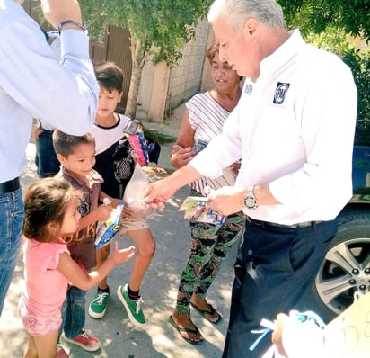 El candidato platicó con los vecinos y les exhortó a manifestar su decisión con su voto el próximo 4 de junio. (EL SIGLO DE TORREÓN)
