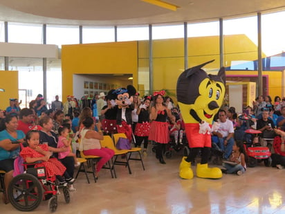 Se contó con la participación de dos espectáculos infantiles, de los cuales disfrutaron los pequeños festejados, acompañados de sus padres, hermanos y las personas que los apoyan cada día que acuden a recibir las terapias de su tratamiento dentro del CRIT. (EL SIGLO DE TORREÓN)