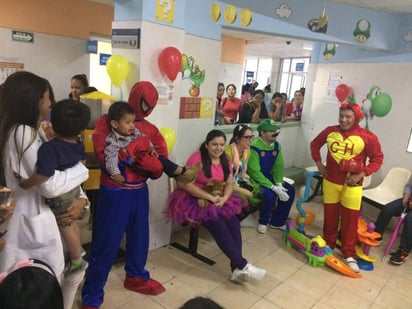 Este mismo día, se realizaron juegos infantiles y se visitó cada habitación de los niños y niñas que estaban hospitalizados; algunos de ellos, con padecimientos como la leucemia y otros, recién intervenidos. (EL SIGLO DE TORREÓN)