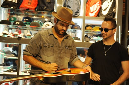 Visita. Los vocalistas del grupo estuvieron ayer en Torreón en firma de autógrafos y show case.