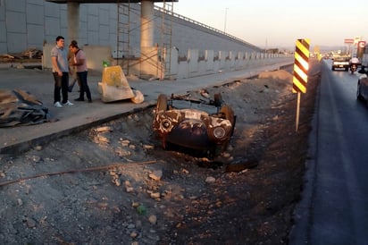 Volcadura. Desperfecto en llanta de vocho provoca su volcadura en el Periférico de Torreón.  