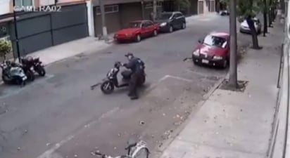 En redes sociales se exhibió cómo el elemento movió la moto a un lugar prohibido. (ESPECIAL) 