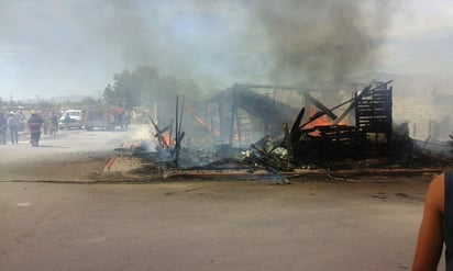 Al llegar los bomberos, el fuego ya había consumido dos jacales. (EL SIGLO DE TORREÓN)