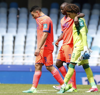 Ochoa hizo lo que pudo para evitarlo, pero al final sucumbió el Granada y de este modo el cancerbero vivió su segundo descenso en el futbol europeo. (EFE)