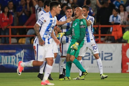 Mientras la paridad le sirve al conjunto hidalguense para aspirar a la liguilla con las 21 unidades a las que arribó, el 'cementero' dice adiós a esa opción y suma su sexto torneo sin entrar a la fiesta grande del futbol mexicano, al arribar a 18 puntos. (EFE)