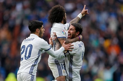 Sergio Ramos (d) y Asensio celebran con Marcelo (c) luego que el brasileño marcó el gol de la victoria. (AP)