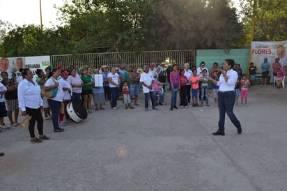 Visita. La candidata a la alcaldía visitó algunos municipios y pidió a los votantes a no experimentar con la alternancia.