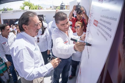 Aspirante. Miguel Riquelme estuvo acompañado por diversos senadores priistas en el evento.