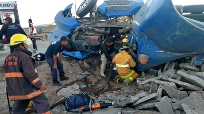 Se realizan diversas maniobras para rescatar al chofer.  (EL SIGLO DE TORREÓN)