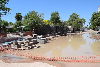 Entre el agua. Quedó el material que se emplea en las obras de peatonización. (MA. ELENA HOLGUÍN)